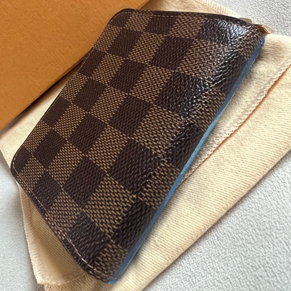 Louis Vuitton Vivienne Small Zippy Wallet - Picture 4 of 9